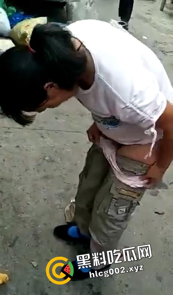 妇女当街站着生小孩 直接就拉出来了 现场视频流出 血腥慎入-1