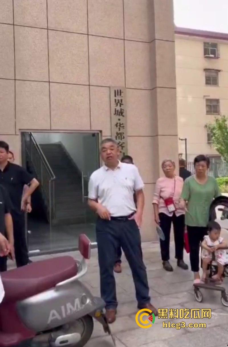 电梯刚交付一年!业主被困电梯扒门自救坠井身亡!-7