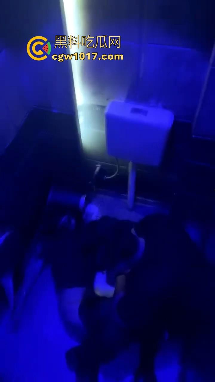 酒吧厕所准备做爱没想到门外确一堆人在偷拍，不是都这么热闹了里面这哥们一点没察觉吗？快点啊人家等着上厕所呢！-1