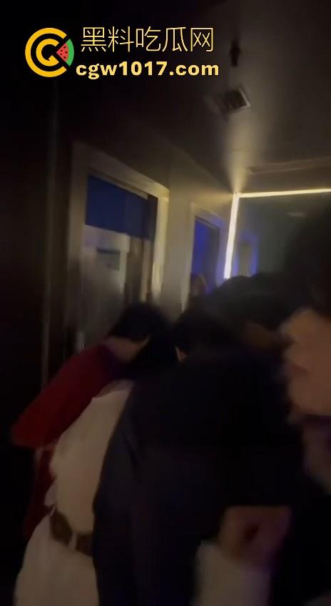 酒吧厕所准备做爱没想到门外确一堆人在偷拍，不是都这么热闹了里面这哥们一点没察觉吗？快点啊人家等着上厕所呢！-7