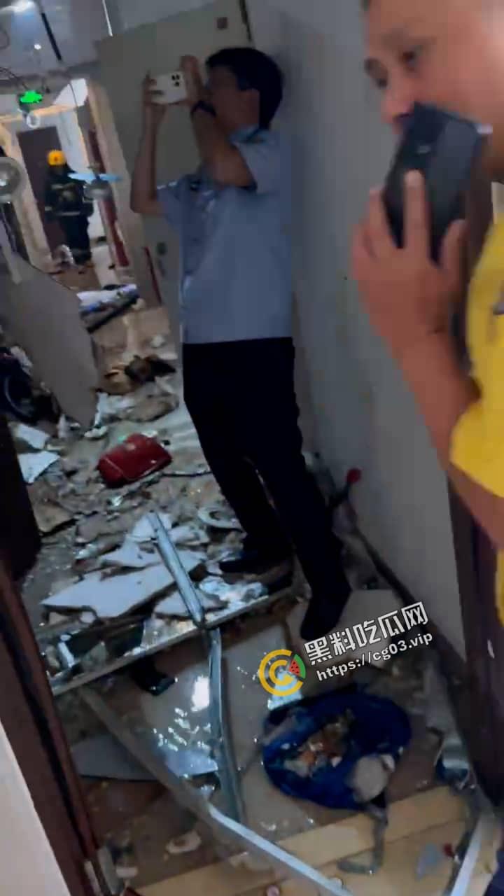 泉州万科小区  夫妻吵架点燃煤气罐引发爆炸 人当场从高层飞出 尸首分离！-5