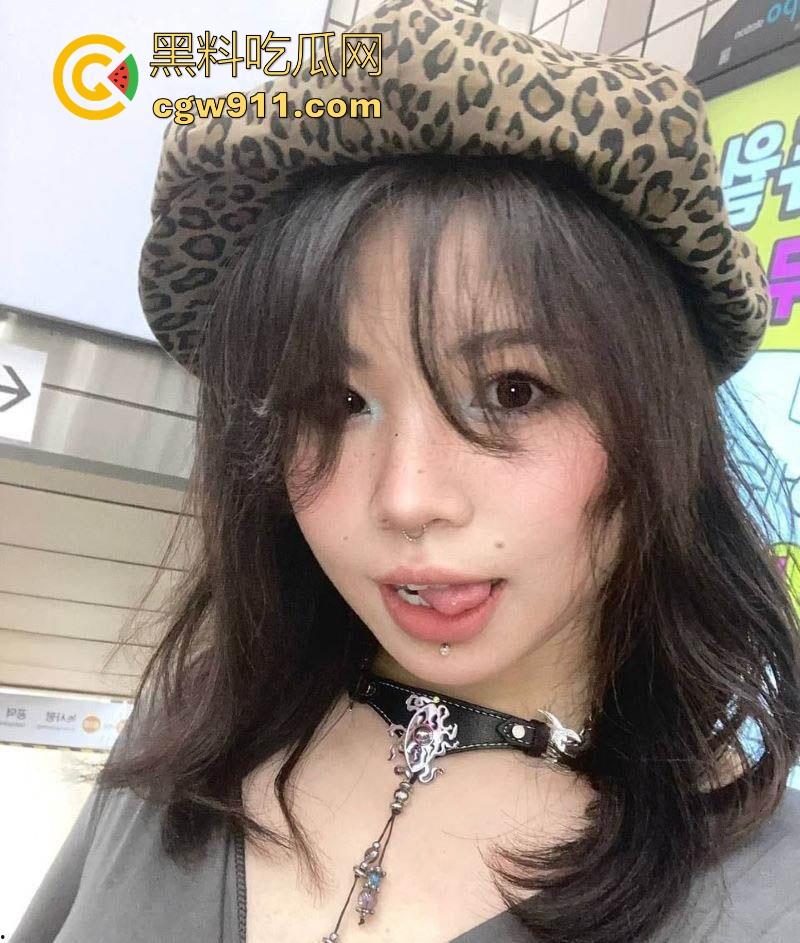 长沙小学教师【刘奕阳】性爱调教视频流出，私下完美暴露淫荡本性，跪地舔脚打桩猛操，呻吟不断！-1