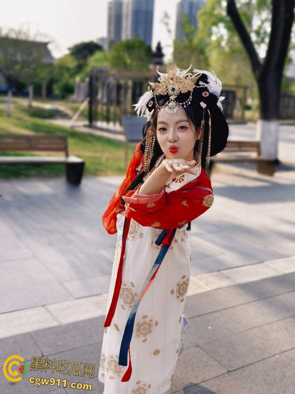 武汉东湖学院【吴丽莹】 乖巧外表却被包养，宿舍微信视频自慰，白浆四溢还说比精液好吃，看了不少被调教 ！-3