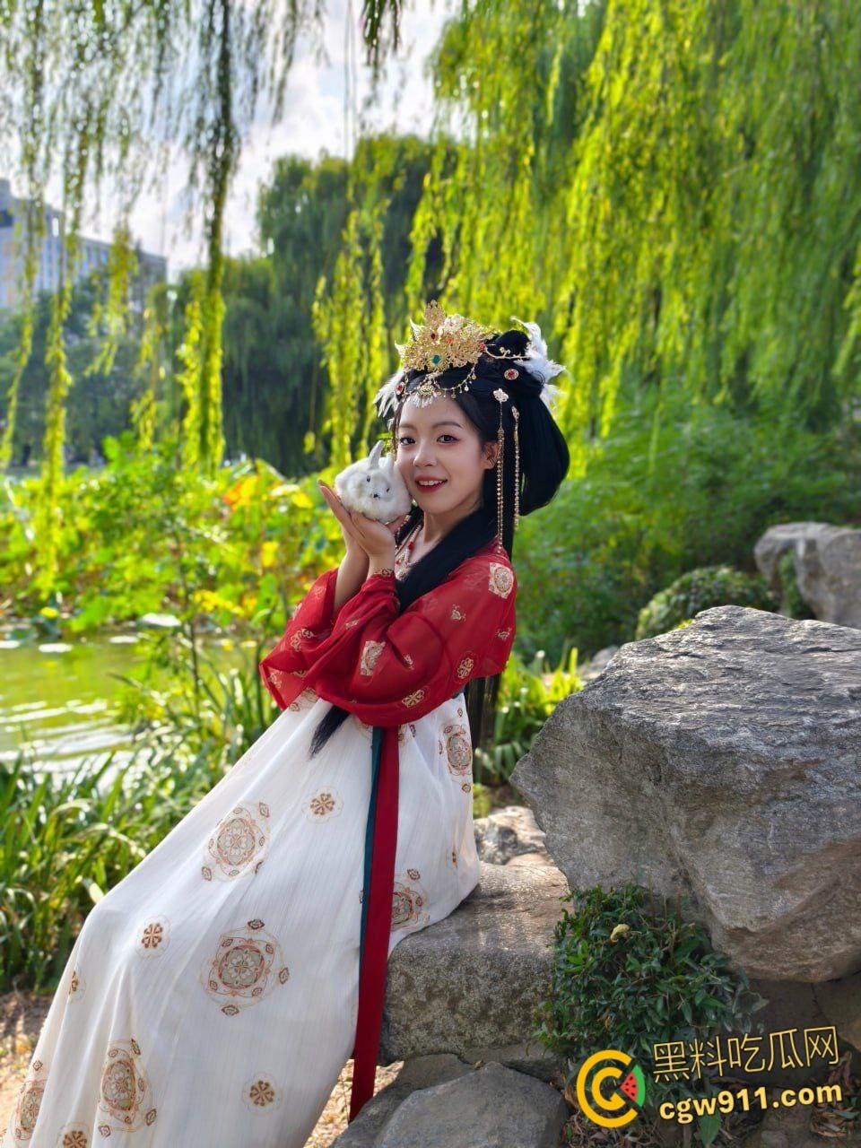 武汉东湖学院【吴丽莹】 乖巧外表却被包养，宿舍微信视频自慰，白浆四溢还说比精液好吃，看了不少被调教 ！-4