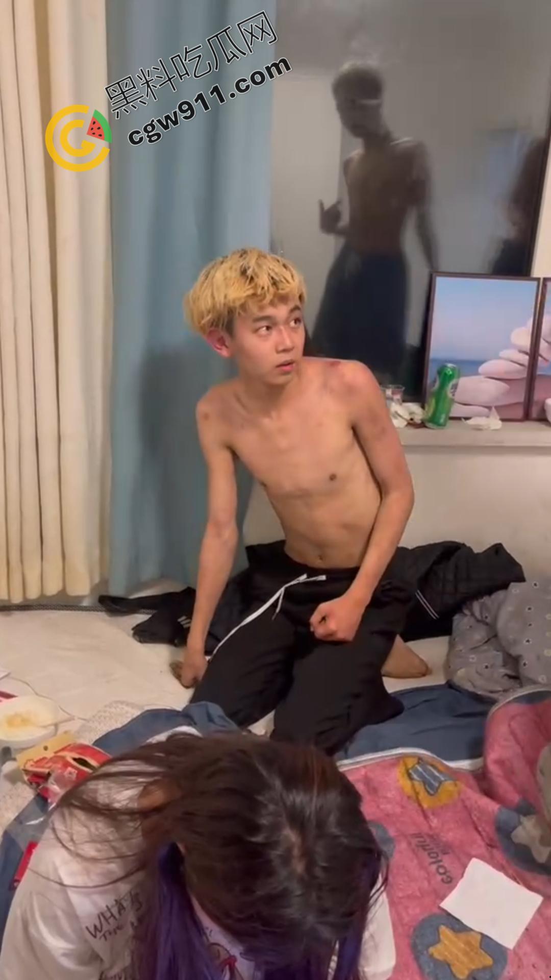 精神小伙群殴黄毛:光膀大脚踢脸,拳拳到肉啪啪响!精神小妹持刀威胁,纹身牛逼女无人敢要!-5