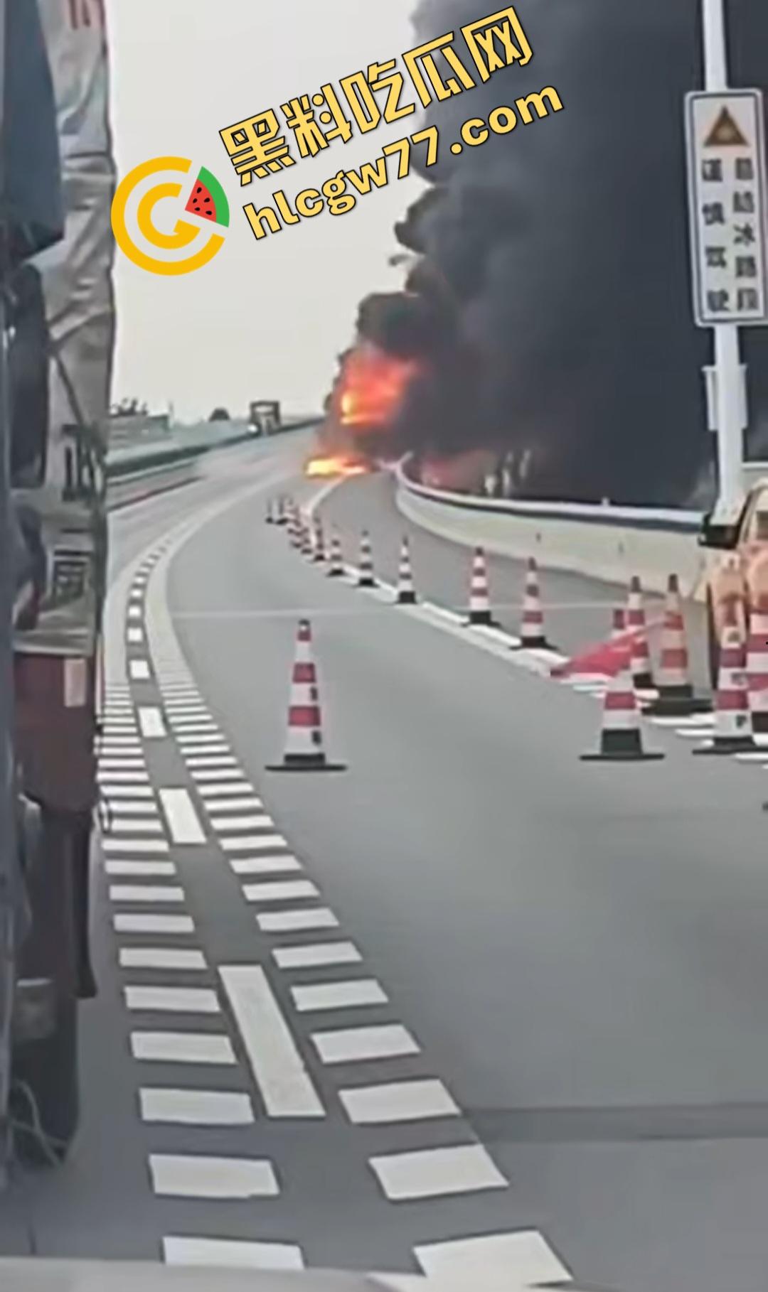 合肥德上高速丰乐河大车因小鸟撞爆油箱可疑引火，司机和消防员被炸飞牺牲！-5