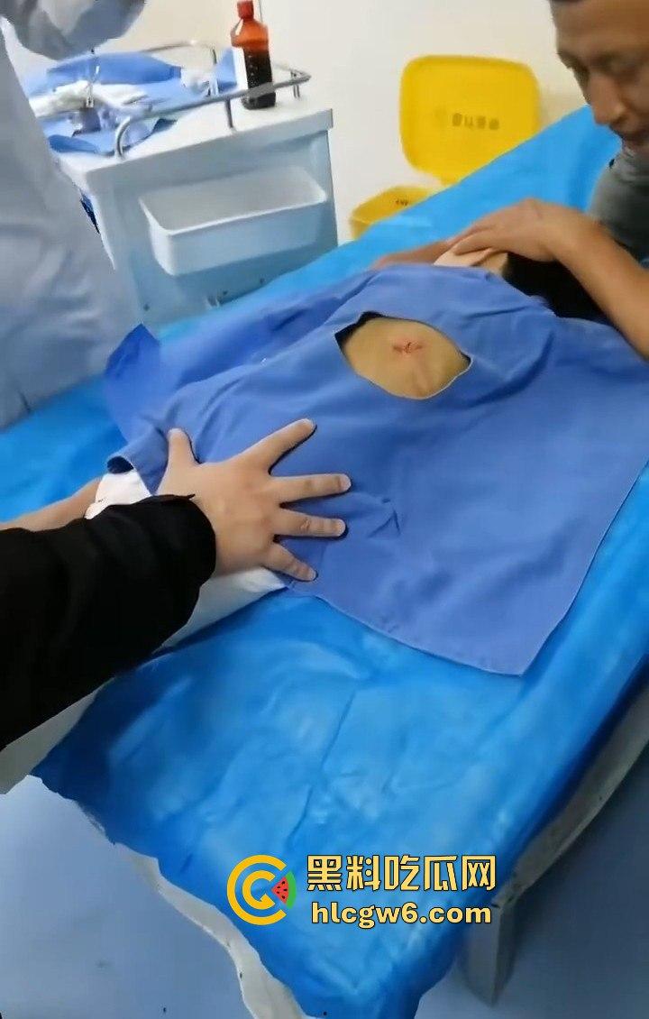 江西赣州母女在公园散步被四条野狗攻击撕咬，扯下来的肉被吃掉，暴露性伤口可以塞进一只手-7