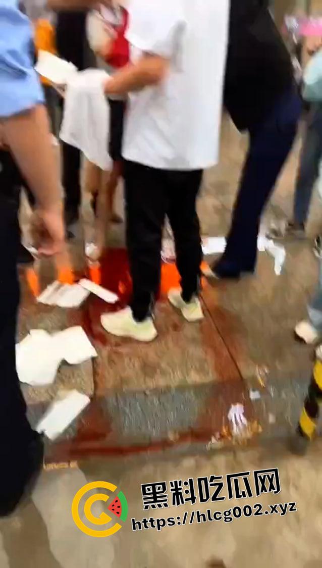 四川内江当街伤人 男子把一女人耳朵活生生割下来 血流满地 现场血腥视频流出-1