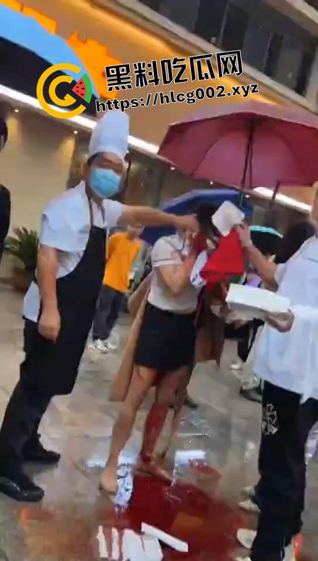 四川内江当街伤人 男子把一女人耳朵活生生割下来 血流满地 现场血腥视频流出-2