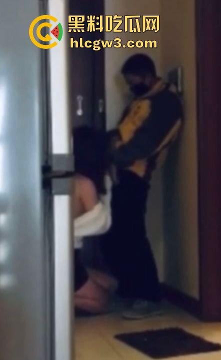 女主播点外卖不为吃饭只为约 饥渴骚逼勾引美团骑手大叔 威胁差评强行打桩 美团骑手宣传片年末升级？-12