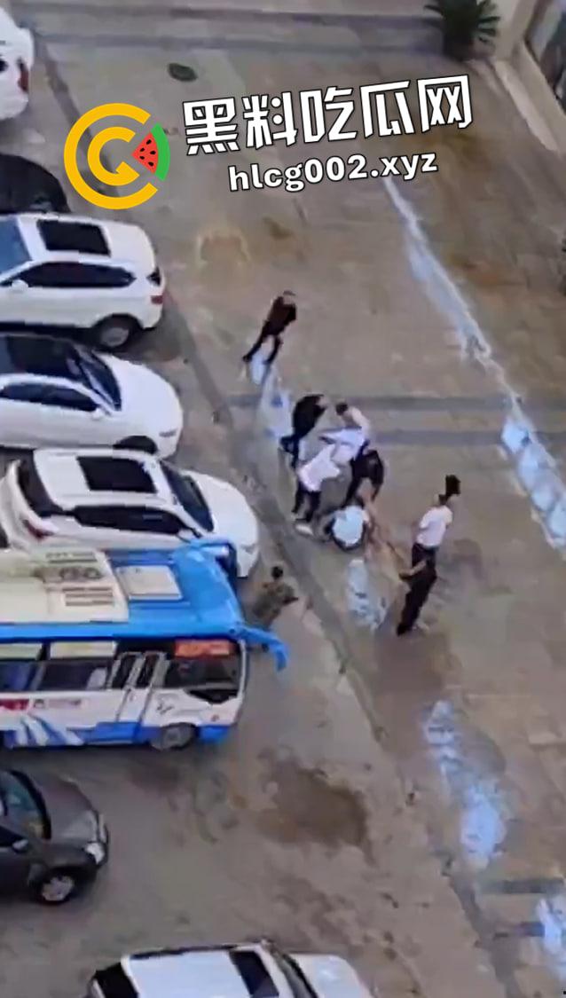 四川内江当街伤人 男子把一女人耳朵活生生割下来 血流满地 现场血腥视频流出-5