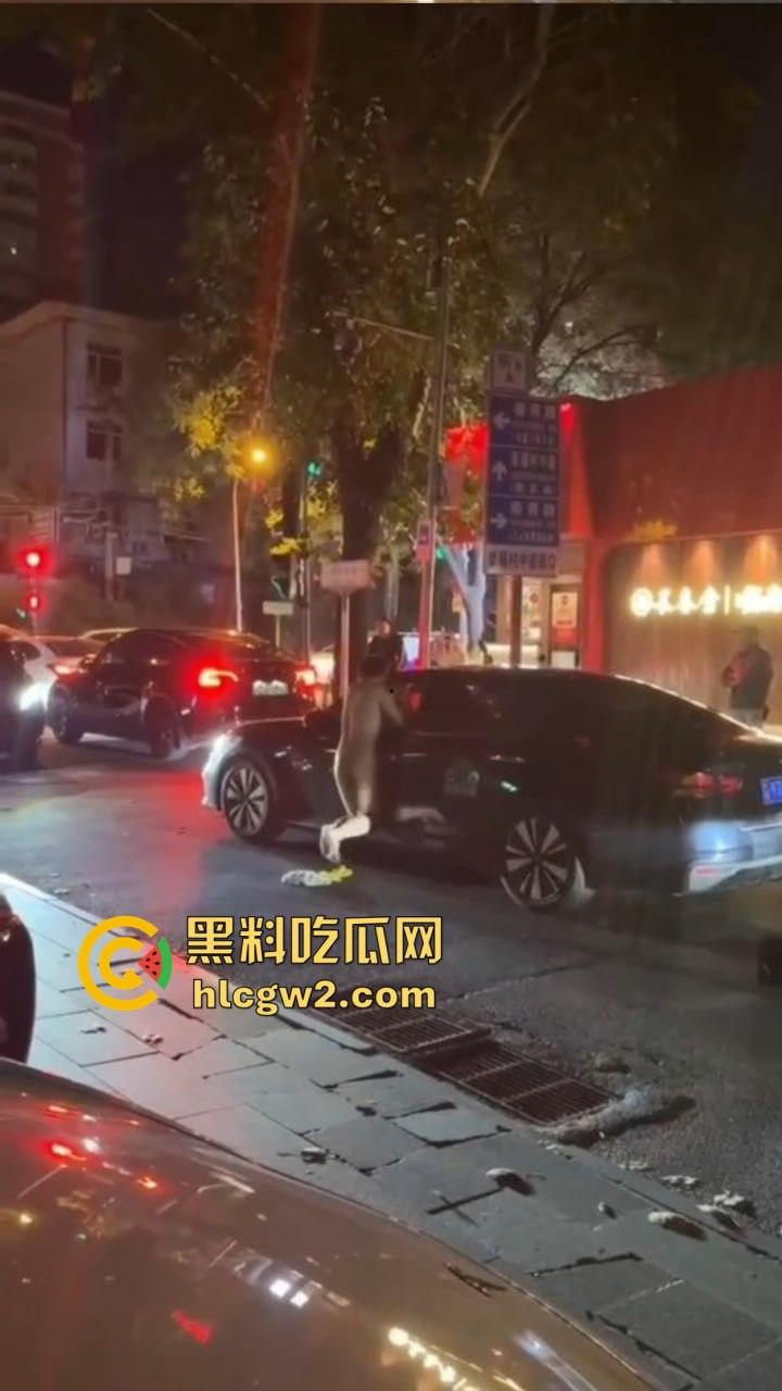 裸男拦车日钢板 黑色汽车成泄欲对象，围观群众笑到胃抽筋, 他是金刚钻转世吧？真TM钢板日穿郎！-5