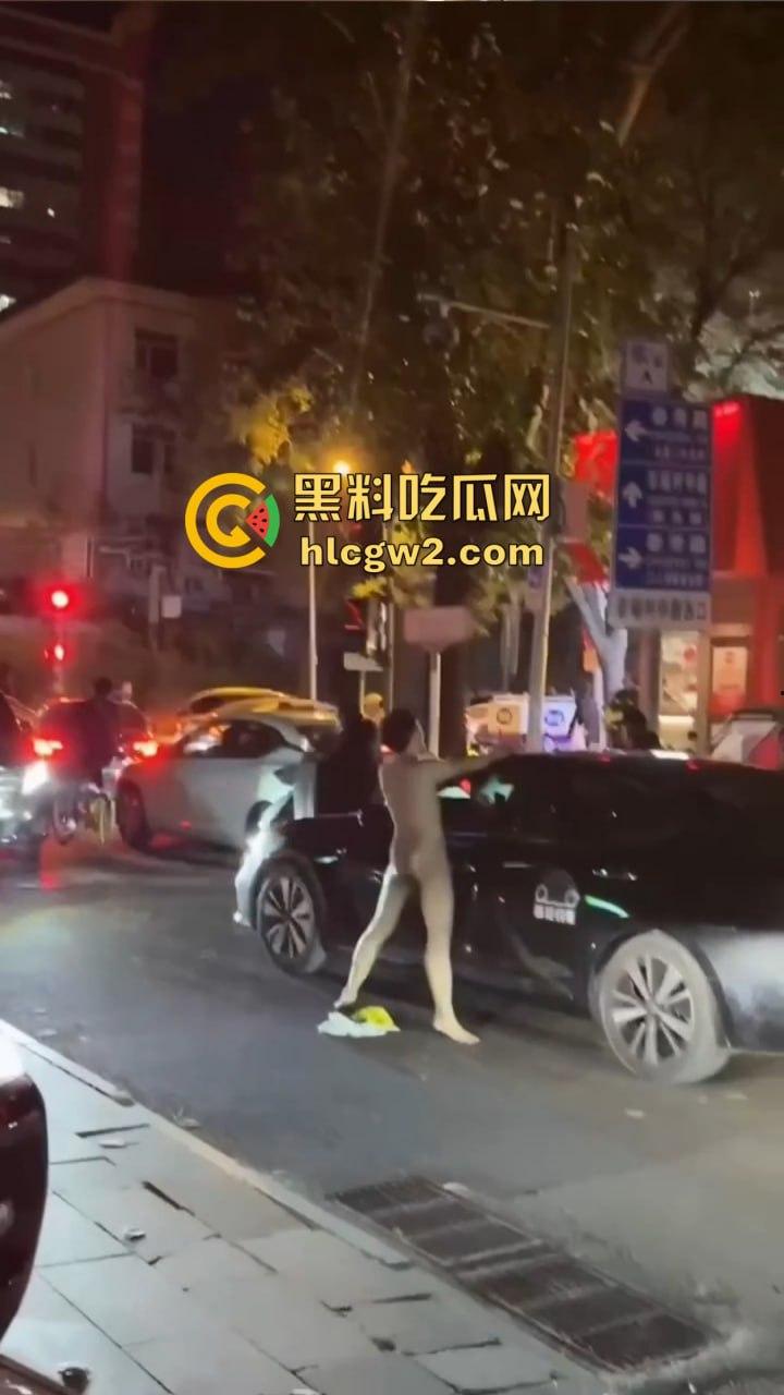裸男拦车日钢板 黑色汽车成泄欲对象，围观群众笑到胃抽筋, 他是金刚钻转世吧？真TM钢板日穿郎！-7