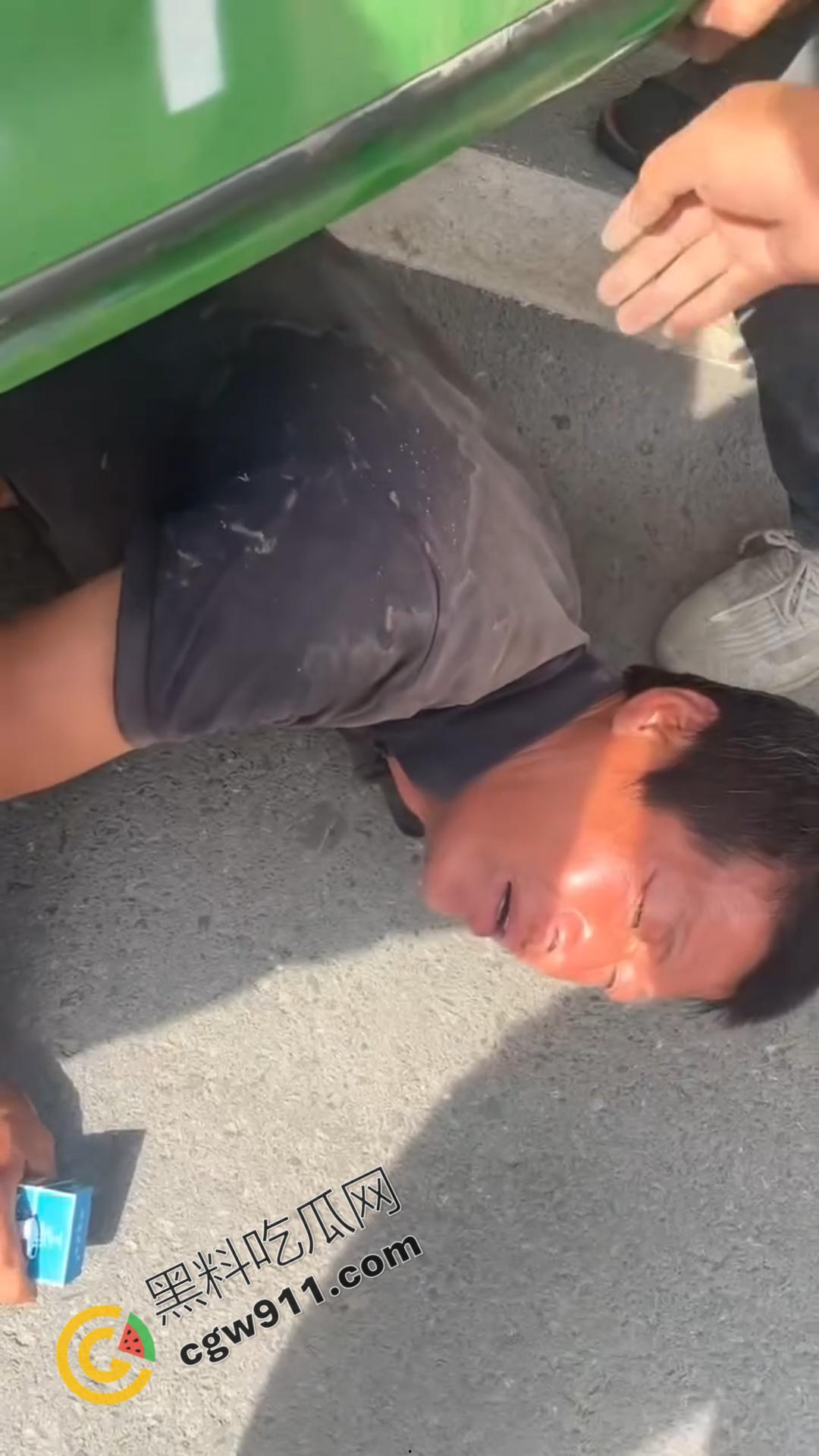 绥化庆安车祸惊魂：的士车惊险碾压男子，众人齐心搬车救人，男子一开口竟让众人哭笑不得-7