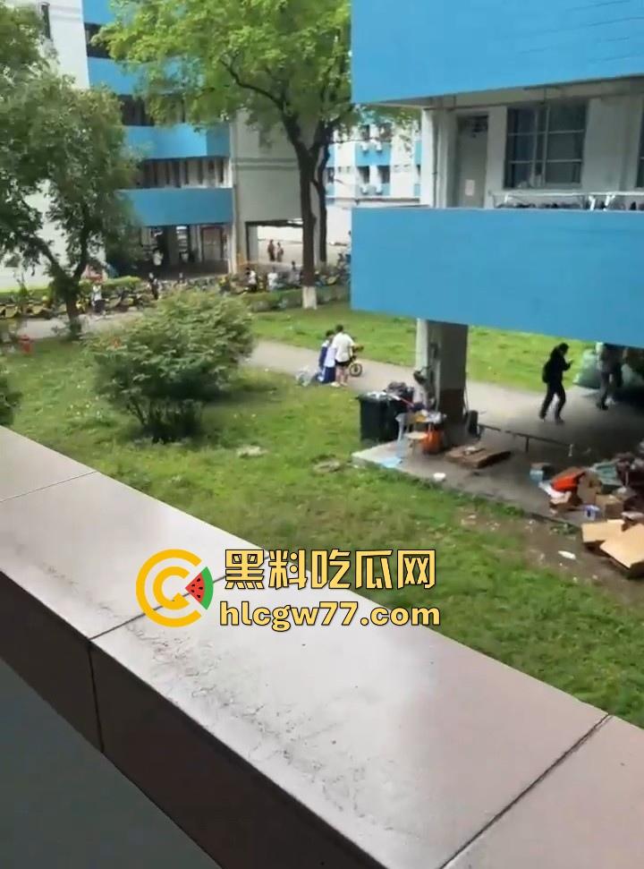舔狗舔到最后一无所有 一高中女生宿舍楼下 一情侣吵架 男孩下跪认错遭女孩一顿连环巴掌 ！-1