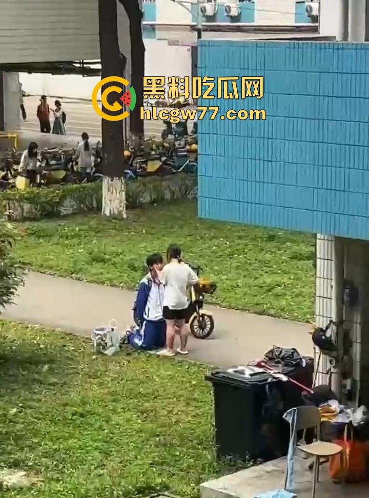 舔狗舔到最后一无所有 一高中女生宿舍楼下 一情侣吵架 男孩下跪认错遭女孩一顿连环巴掌 ！-2