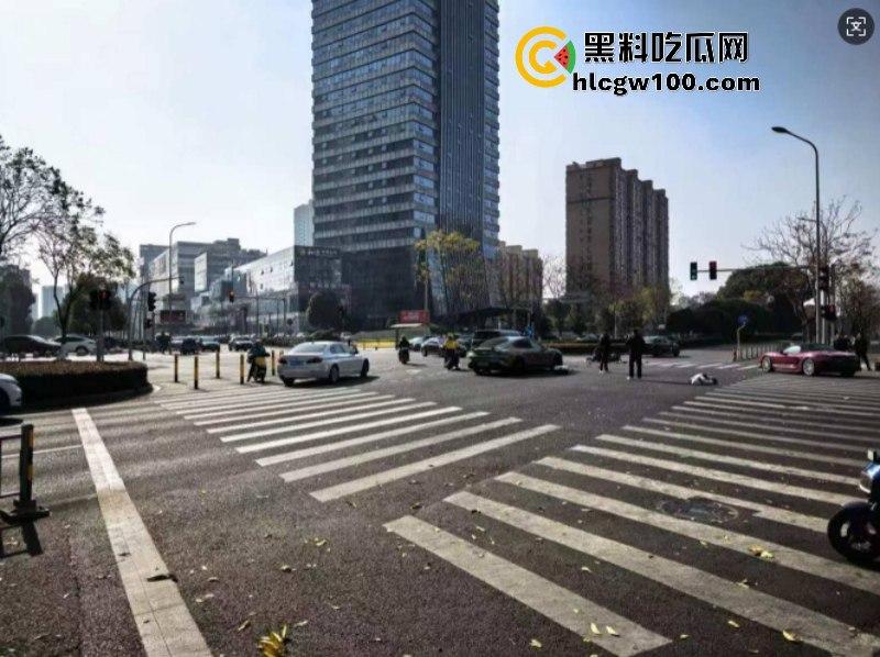 装逼撞死人！小米su7销售带客户试驾新车 红灯弹射起步 撞飞骑车路人 生死不明-10