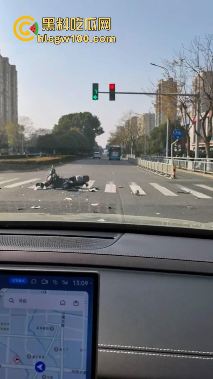 装逼撞死人！小米su7销售带客户试驾新车 红灯弹射起步 撞飞骑车路人 生死不明-12