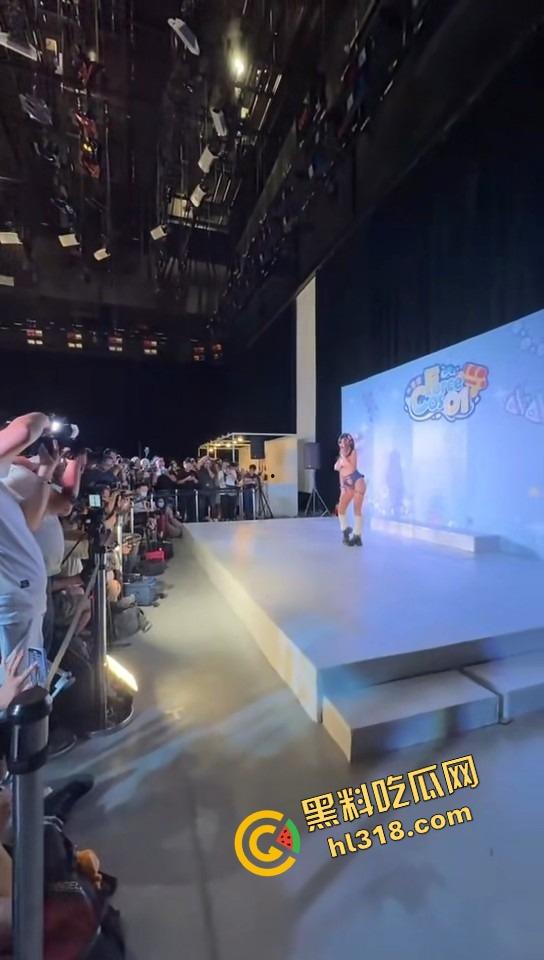 长隆水上乐园coser骚出天际，大奶全露只贴乳贴，B站活动胸前两根吊带全场男人看直眼，这波冲到飞起！-4