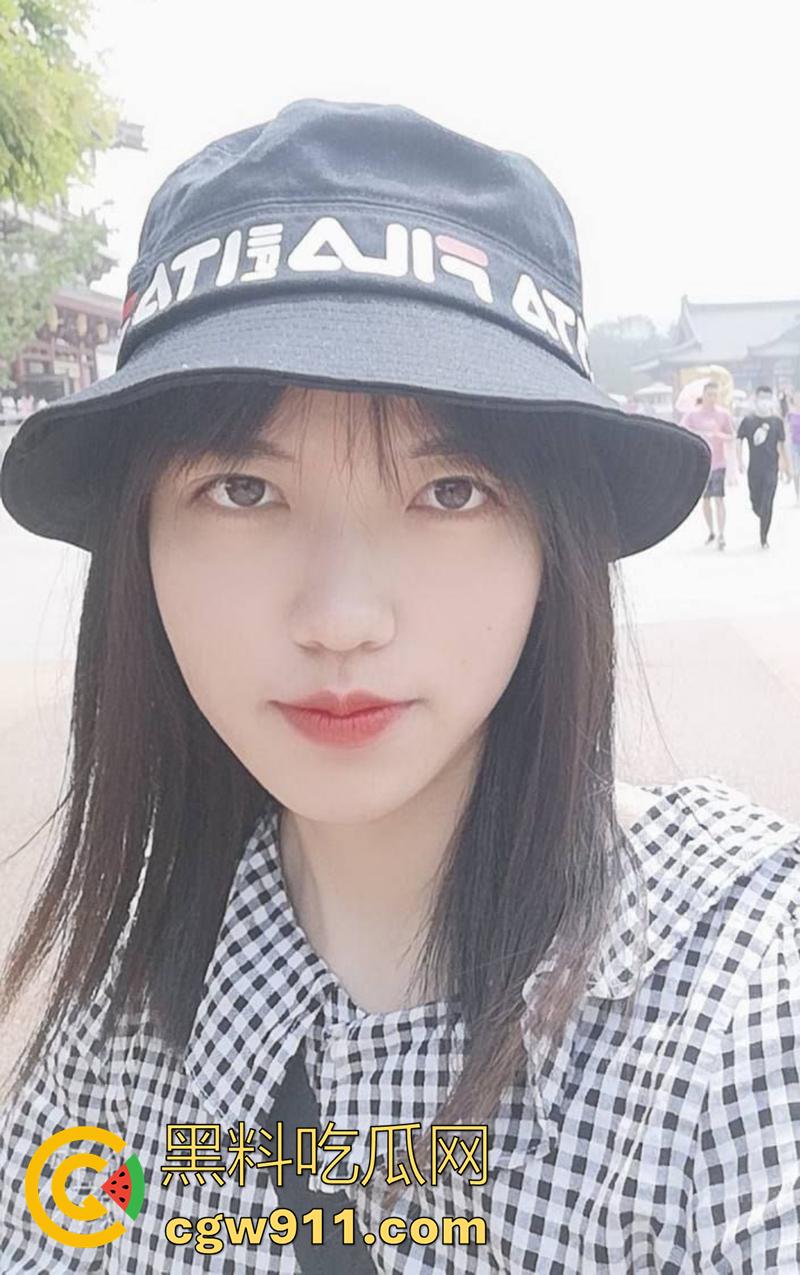 青岛电影学院女神【张曼曼】，五官精致女大学生，表面女神私下反差，被富二代包养酒店各种姿势爆插！-1