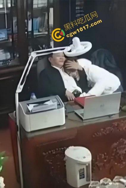 越南宁平海后校领导办公室淫乱大揭秘：校长与众美女狂野博弈！性爱视频曝光，校园内春光无限，道德沦丧！-2