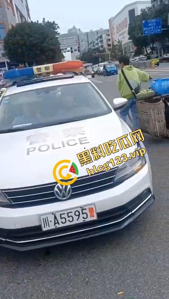 成都街头男子拍到警察不系安全带怒问：老百姓就是得罚，警察就不管？-3
