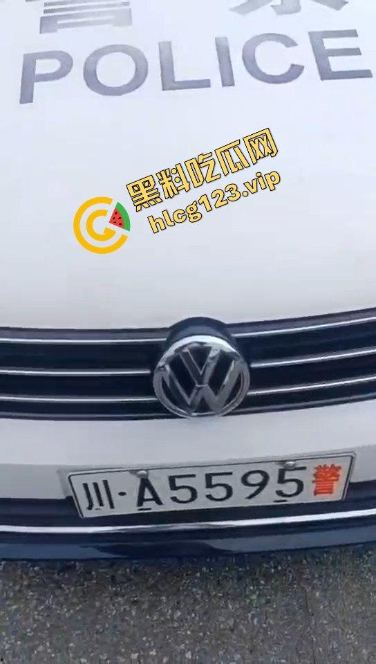 成都街头男子拍到警察不系安全带怒问：老百姓就是得罚，警察就不管？-4