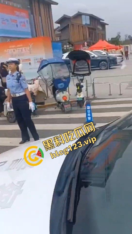成都街头男子拍到警察不系安全带怒问：老百姓就是得罚，警察就不管？-9