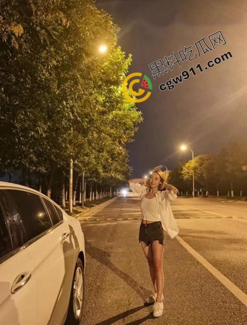 陕西西安极品绿帽夫妻疯狂酒店约炮!娇妻美乳嫩穴被双管齐下,大屌男把骚妻操到浑身颤抖淫水狂流,刺激不已-3