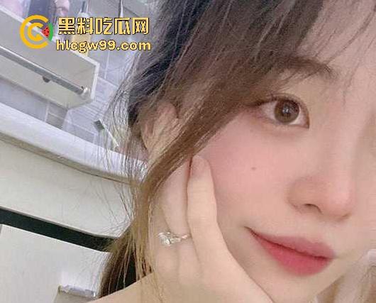 广州大学广告设计的22岁反差学妹【安雯婧】露出私拍福利流出，小穴高清特写，多少舔狗心里的梦中女神！-1