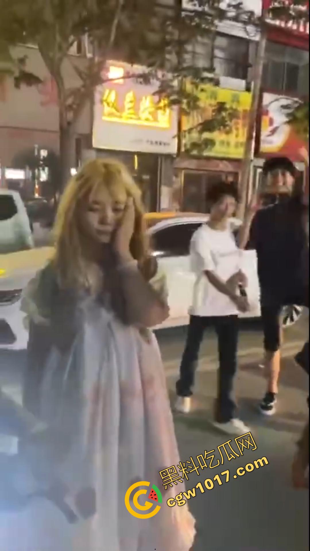 惊心动魄!清纯小仙女街头被围殴!精神小妹狠辣无情,围观群众无动于衷,她们究竟为何如此疯狂?-5