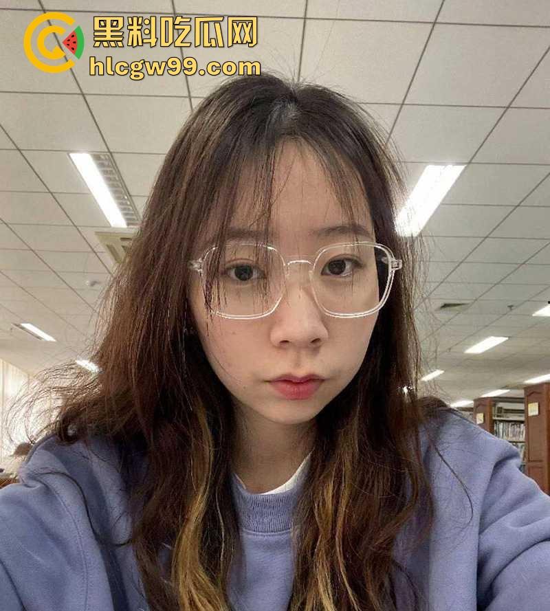 广州大学广告设计的22岁反差学妹【安雯婧】露出私拍福利流出，小穴高清特写，多少舔狗心里的梦中女神！-7