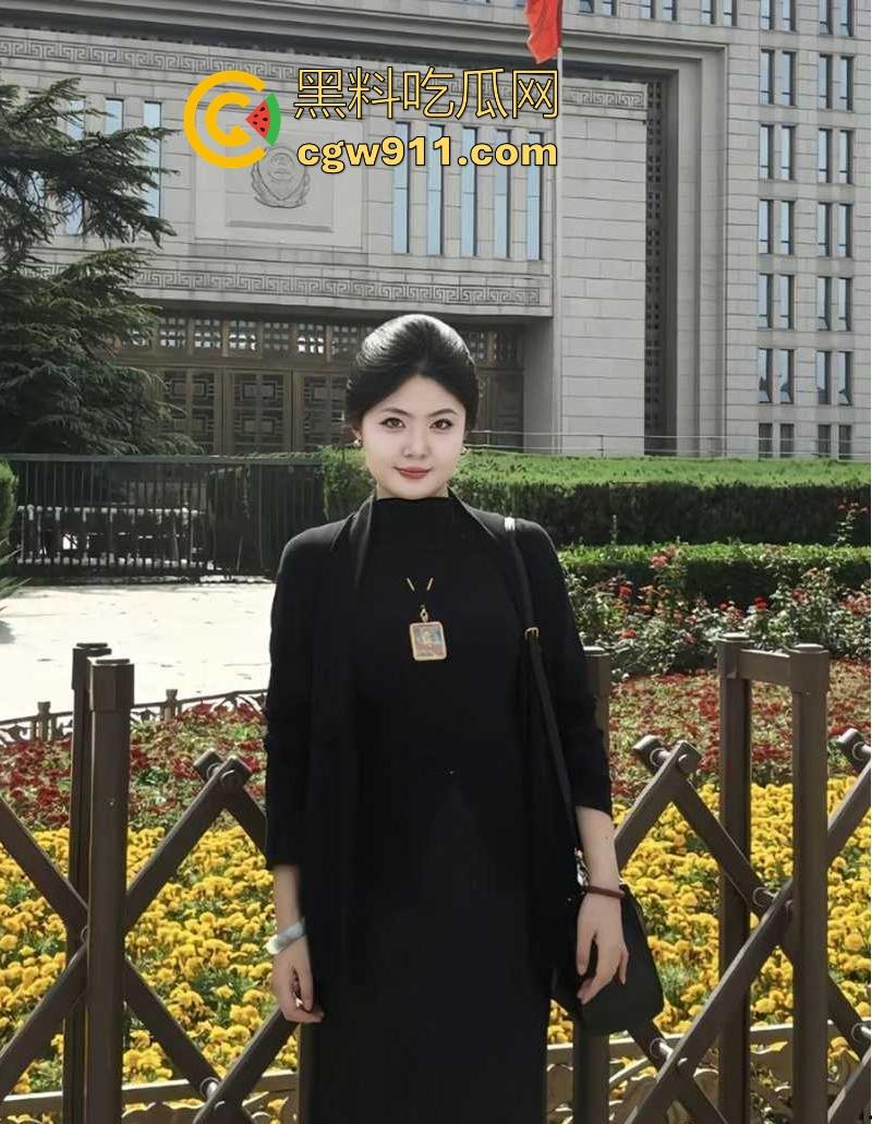 武汉科技大学【李仕晴】不雅视频流出，剃光阴毛穿开档黑丝被狂操，边揉阴蒂边挨干，那奶子真大啊！-1