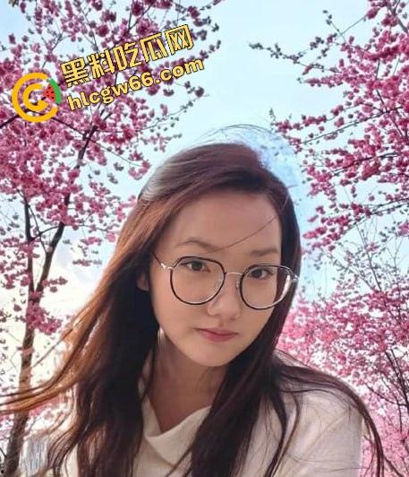 滇西05年嫩妹【何一婷】淫聊记录曝光，戴眼镜的她说想玩两根鸡巴，蜜桃臀后入爆操太骚了！-7