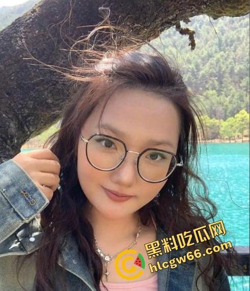 滇西05年嫩妹【何一婷】淫聊记录曝光，戴眼镜的她说想玩两根鸡巴，蜜桃臀后入爆操太骚了！-8