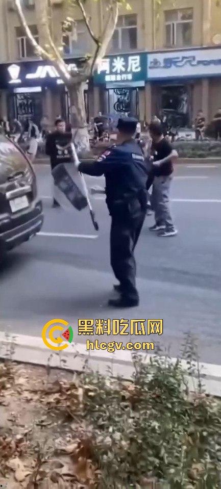 全国猛人集锦！拿刀挑衅警察还真不怂，结果被摁倒秒怂，真当自己是武林高手？-6
