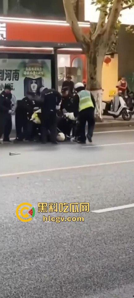 全国猛人集锦！拿刀挑衅警察还真不怂，结果被摁倒秒怂，真当自己是武林高手？-7