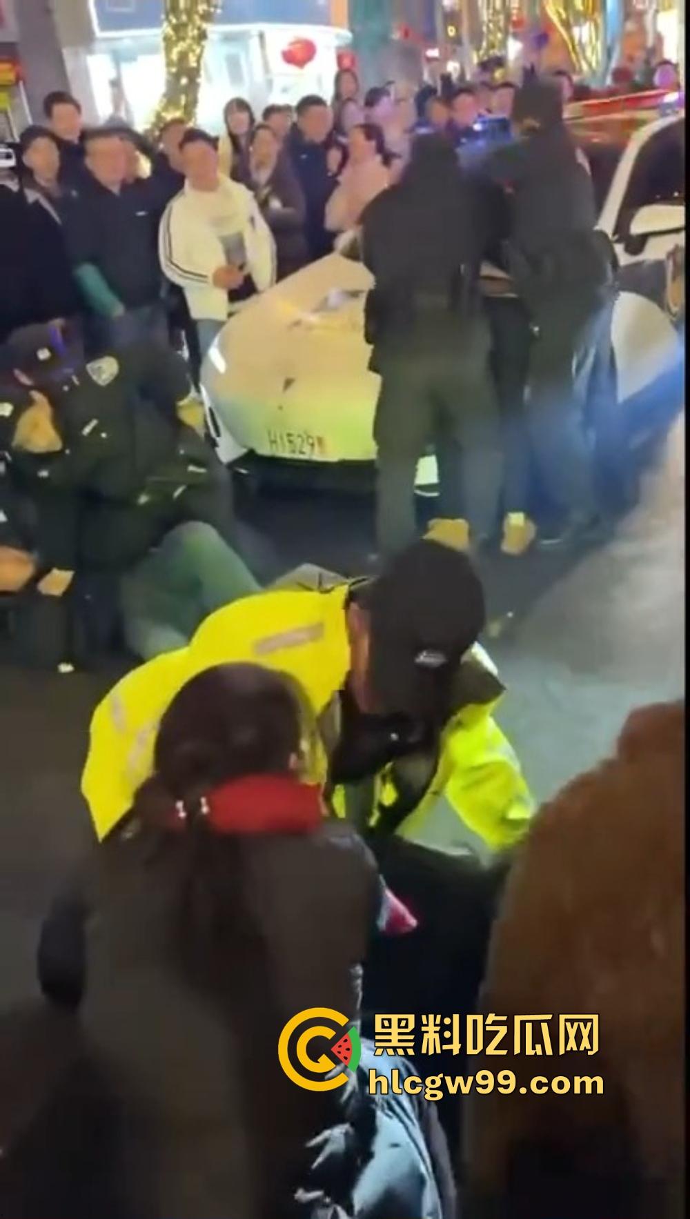 重庆石柱酒局变拳局，醉汉狂砸警察，酒后失控狂揍警察，现场打成一锅粥！-4