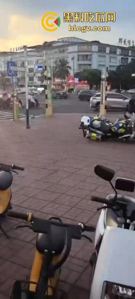 全国猛人集锦！拿刀挑衅警察还真不怂，结果被摁倒秒怂，真当自己是武林高手？-10