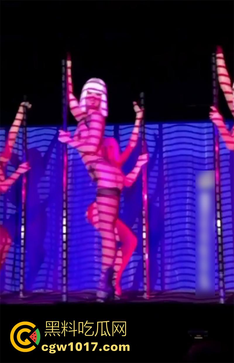 韩国尤物女爱豆Lisa,风马秀脱衣舞现场盗摄画面,以及彩排资源流出,资源绝版珍稀,偶像沦落成脱衣舞娘,这是露上瘾了?-10