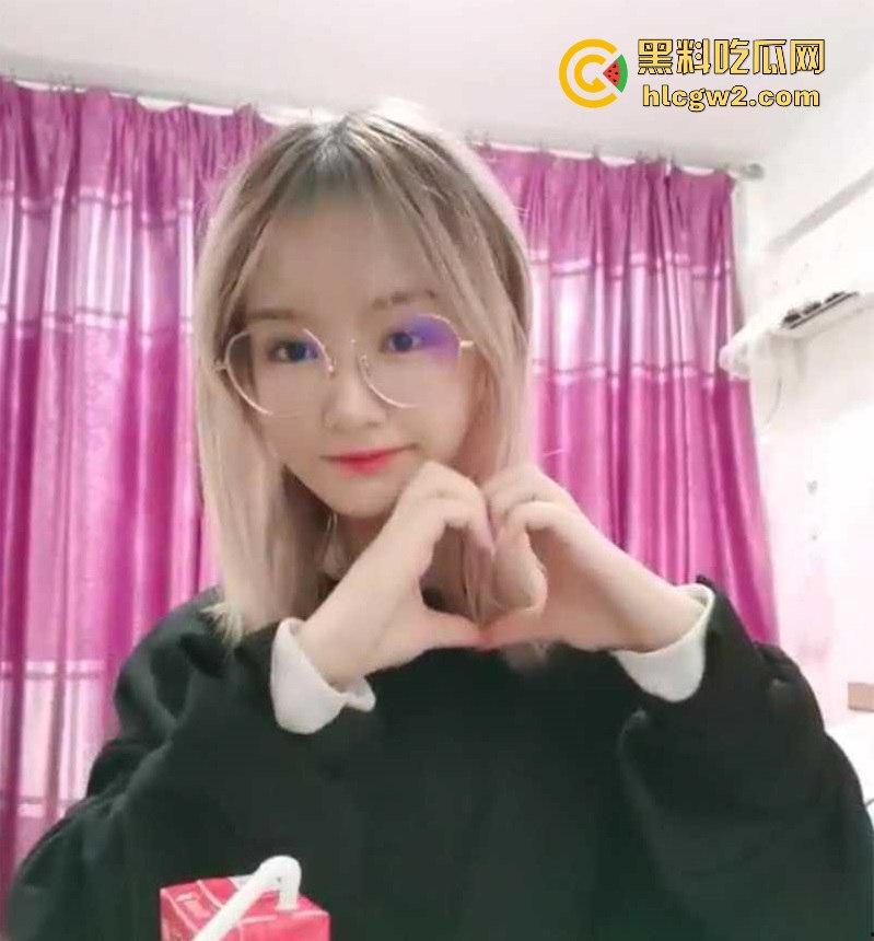 眼镜学霸【石语嫣】竟是夜里的骚母狗 修长美腿巨乳丰盈，玩穴放尿，到处约炮满足欲望！-1