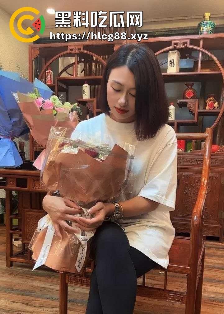 罗森休息区惊现饥渴少妇 公共场合竟然直接发骚自慰 不顾旁人忘我呻吟 这是有多快乐啊！-3