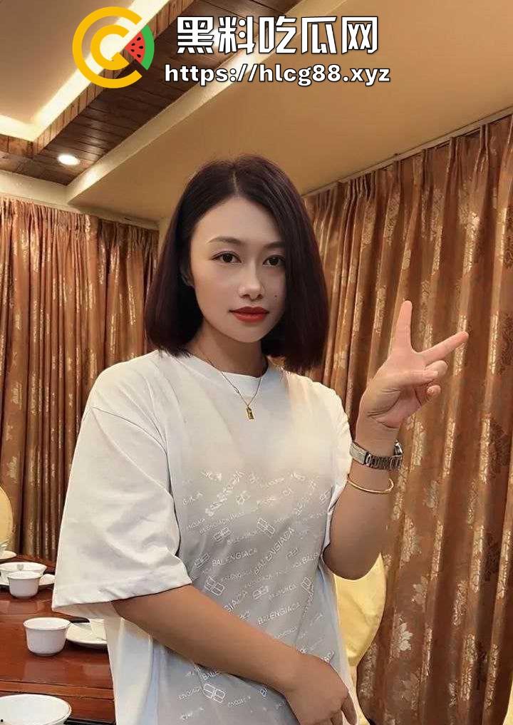 罗森休息区惊现饥渴少妇 公共场合竟然直接发骚自慰 不顾旁人忘我呻吟 这是有多快乐啊！-4