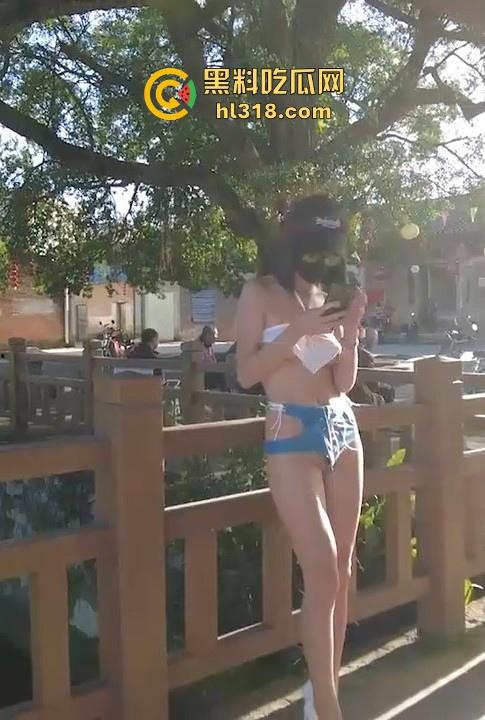 户外露出博主【CikaiMoon】广州成中村性感裸装逛街，乳头跟骚逼都若隐若现，弯腰露奶还勾引大爷问路！-6