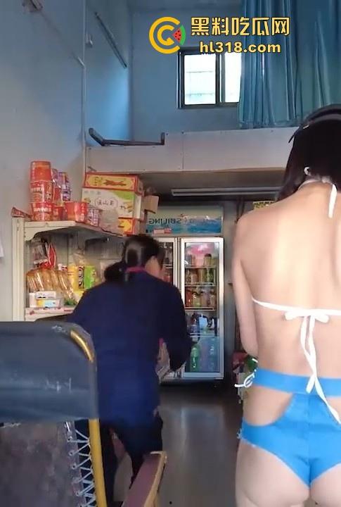 户外露出博主【CikaiMoon】广州成中村性感裸装逛街，乳头跟骚逼都若隐若现，弯腰露奶还勾引大爷问路！-8