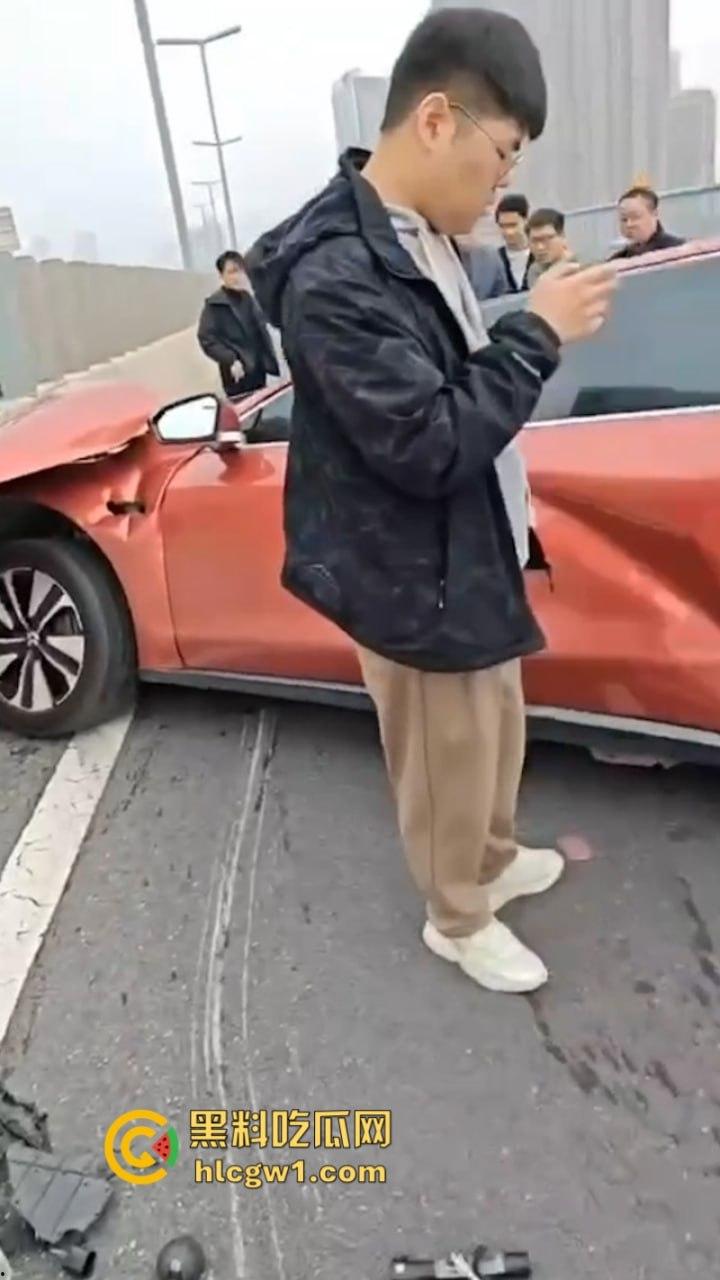 牛逼！蔚来电车首发电池弹射技术 电池先跑再自动锁人 特斯拉看完现场视频沉默了！-2