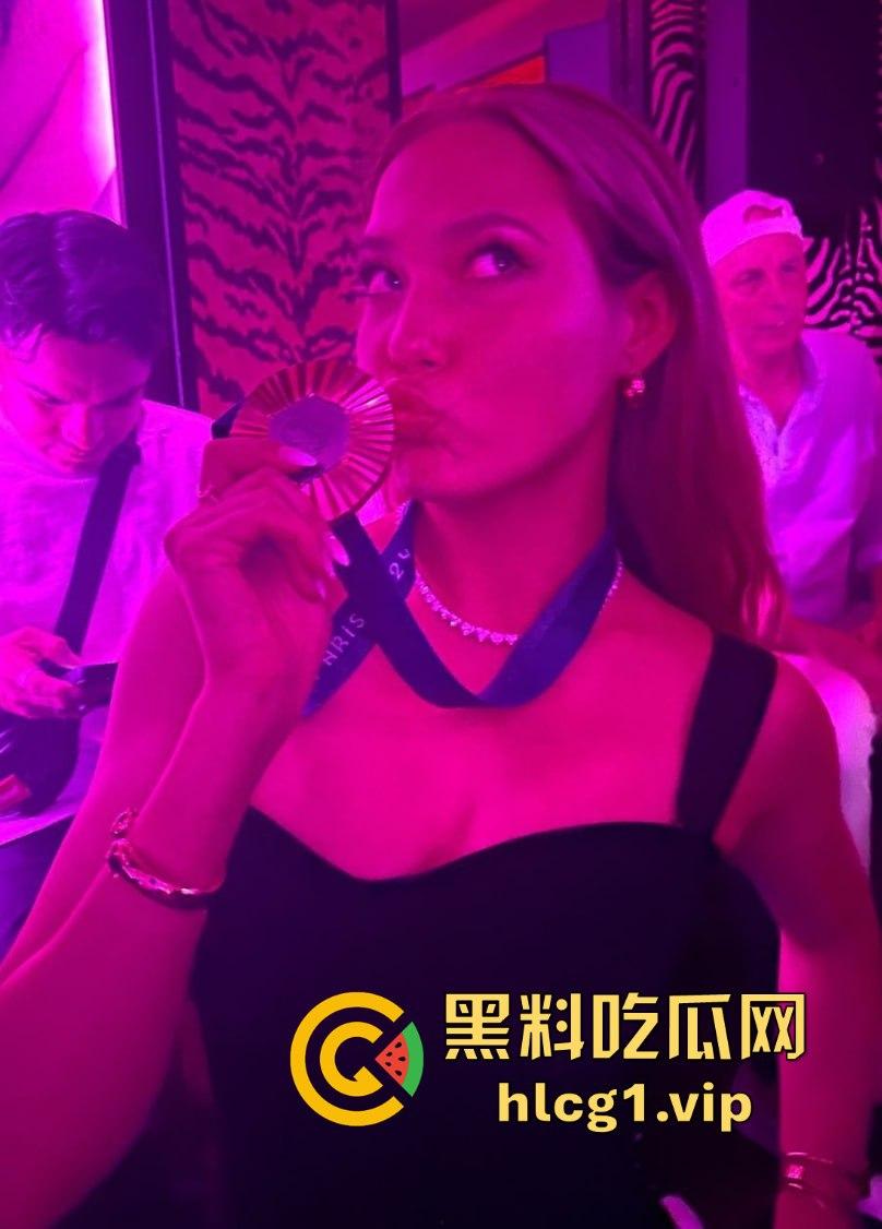 谷爱凌夜店激吻法国冠军马尔尚，恋情曝光撕破国内捞金嘴脸，马尔尚劈腿女友私生活混乱-13