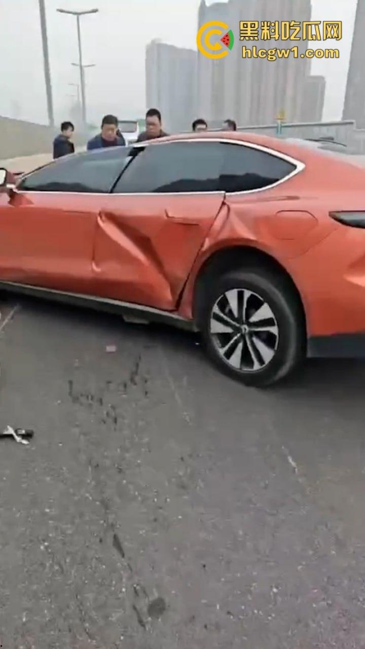 牛逼！蔚来电车首发电池弹射技术 电池先跑再自动锁人 特斯拉看完现场视频沉默了！-5