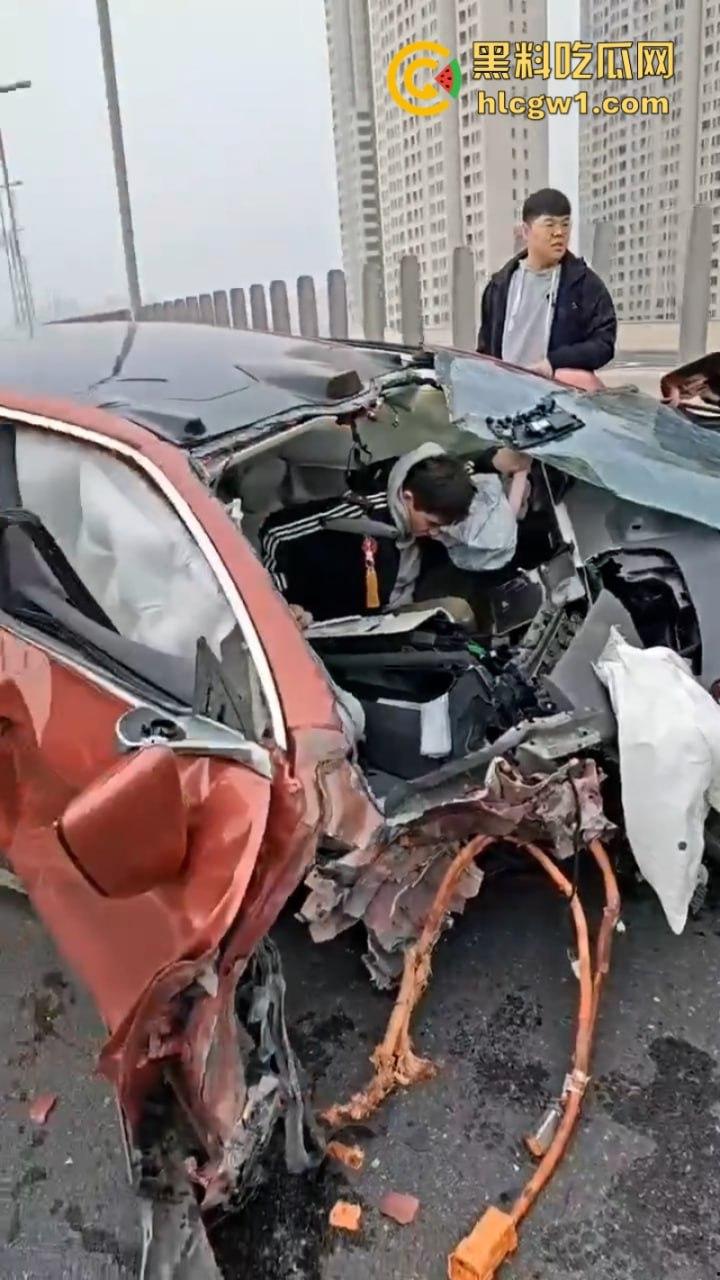 牛逼！蔚来电车首发电池弹射技术 电池先跑再自动锁人 特斯拉看完现场视频沉默了！-7