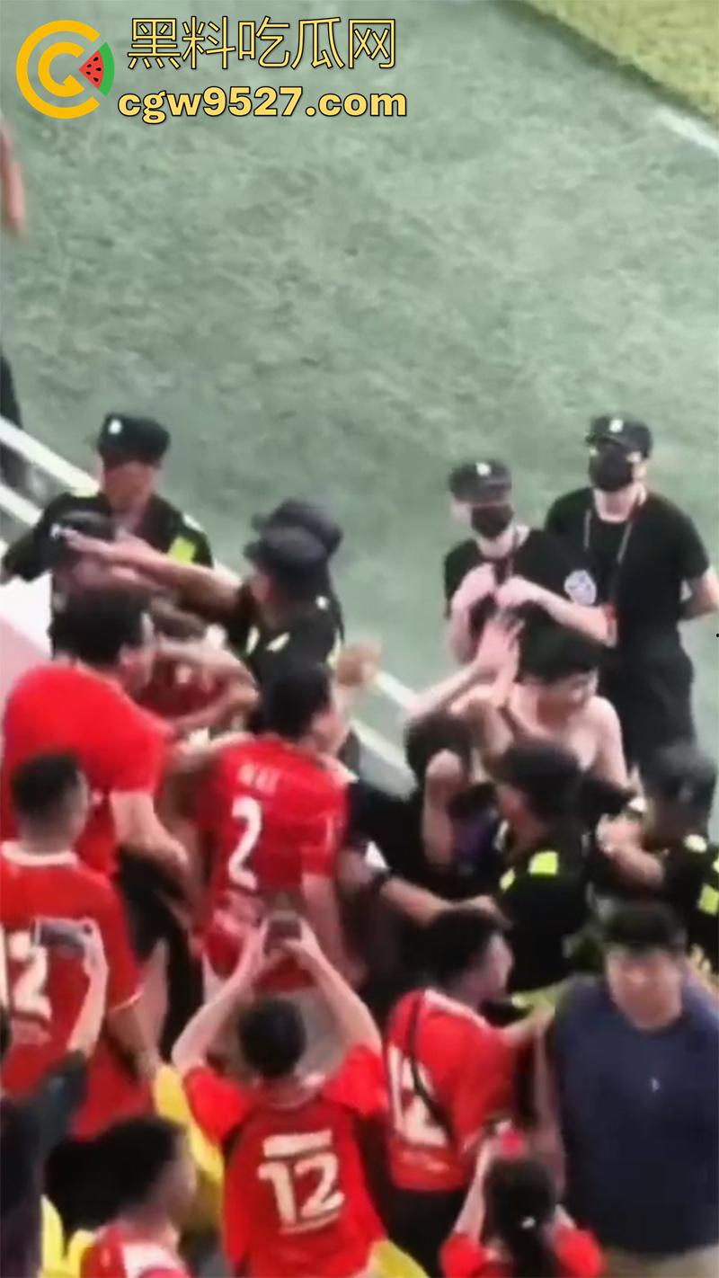 四川成都足协杯半决赛，蓉城vs河南，看台球迷发生大规模冲突，多人互殴有球迷跳入场内被带走！-4